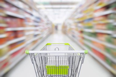 Boş yeşil alışveriş arabalarıyla dolu süpermarket koridoru