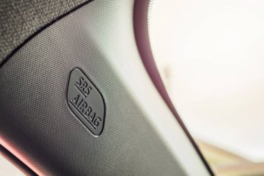 Yeni modern arabada güvenlik perdesi hava yastığı tabelası
