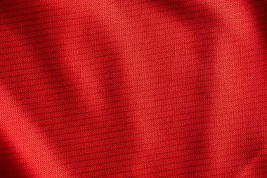 Kırmızı spor giysi, futbol forması kumaşı, yakın çekim.