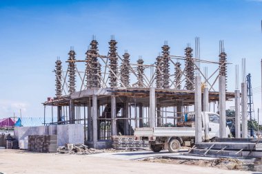 İnşaat alanındaki yeni ev inşaatı devam ediyor