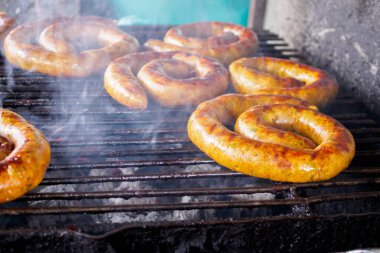 Kuzey Tayland baharatlı sosisi (Sai Aua) ızgarada.