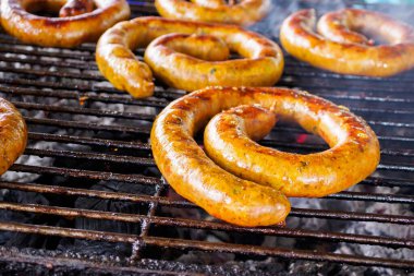 Kuzey Tayland baharatlı sosisi (Sai Aua) ızgarada.