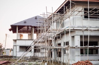İnşaat alanındaki yeni ev inşaatı devam ediyor