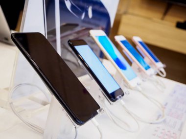 Elektronik mağazasında cep telefonu