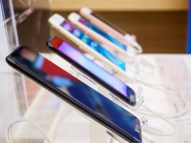 Elektronik mağazasında cep telefonu
