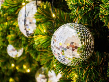 Ağaçta Noel süsleri var.