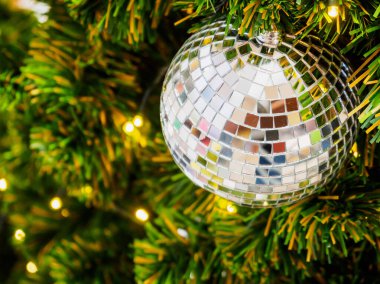 Ağaçta Noel süsleri var.