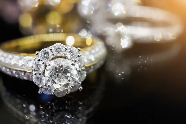 Luxus Ékszerek Gyémánt Gyűrűk Tükröződik Fekete Háttér — Stock Fotó
