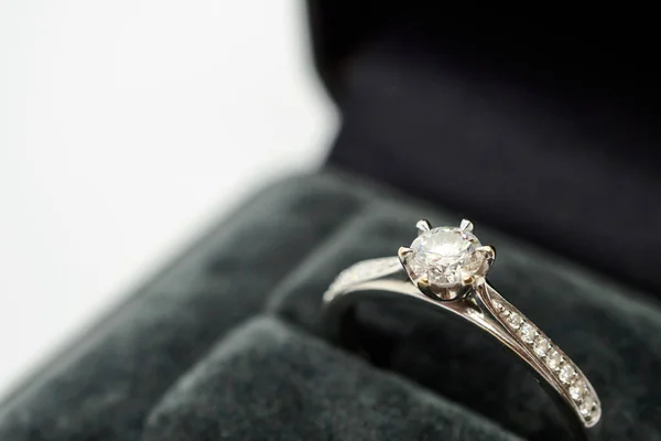 Close Πολυτελές Δαχτυλίδι Διαμαντιών Γάμου Κουτί Δώρου Κοσμήματα — Φωτογραφία Αρχείου