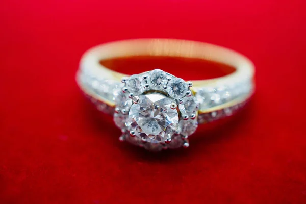 Primer Plano Anillo Diamantes Boda Lujo Sobre Fondo Terciopelo Rojo — Foto de Stock