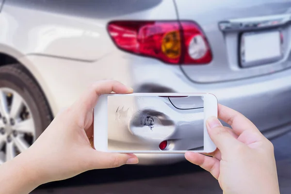 보험으로 자동차 사진을 휴대폰을 사용하는 — 스톡 사진