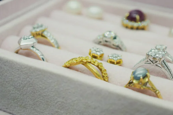 Χρυσό Και Ασήμι Διαμαντένιο Δαχτυλίδι Πολύτιμων Λίθων Και Μαργαριτάρι Σκουλαρίκια — Φωτογραφία Αρχείου