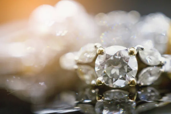 Πολυτελή Χρυσά Κοσμήματα Διαμαντένια Δαχτυλίδια Αντανάκλαση Μαύρο Φόντο — Φωτογραφία Αρχείου