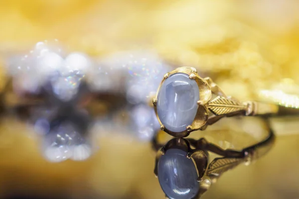 Joyas Oro Vintage Anillos Zafiro Azul Con Reflexión Sobre Fondo — Foto de Stock