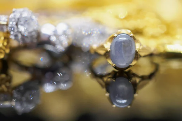 Винтажное Золото Ювелирные Изделия Голубые Сапфировые Кольца Отражением Черном Фоне — стоковое фото