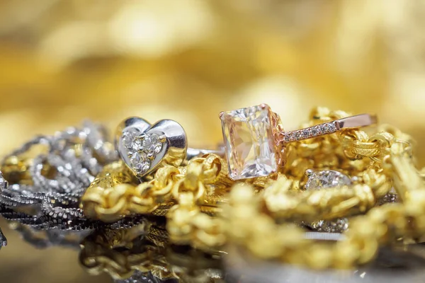 Luxusní Zlaté Šperky Diamant Růžové Topaz Kroužky Odrazem Černém Pozadí — Stock fotografie