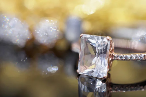 Luxo Jóias Diamante Anel Topázio Rosa Com Reflexão Sobre Fundo — Fotografia de Stock