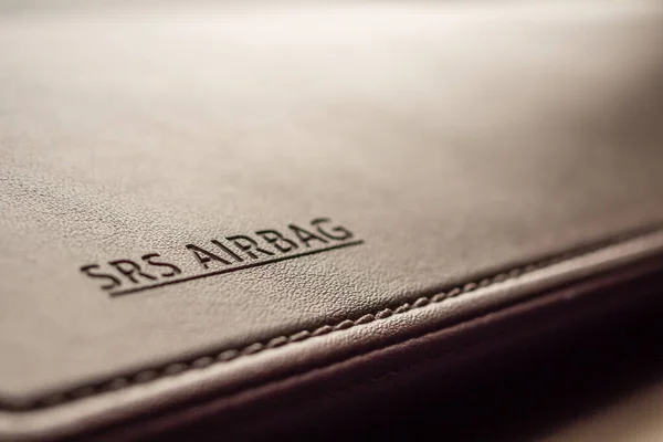 Airbag Veiligheidsteken Bruine Lederen Textuur Moderne Auto — Stockfoto