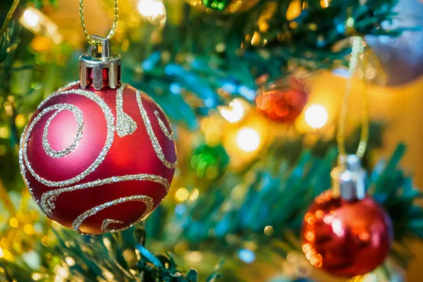 Christbaumschmuck Auf Den Ästen Hintergrund — Stockfoto