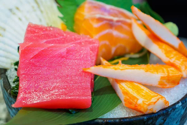 Sashimi Sobre Hielo Con Atún Salmón Con Palillos —  Fotos de Stock