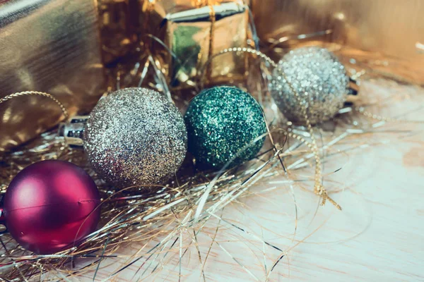 Noel Arkaplanı Olarak Ahşap Masada Noel Süsleri Olan Altın Hediye — Stok fotoğraf
