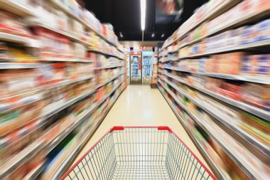 Süpermarket koridoru boş alışveriş arabasıyla bulanık