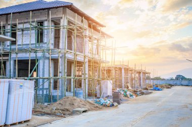 İnşaat alanındaki yeni ev inşaatı devam ediyor