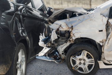 Trafik kazası yolda hasar görmüş.