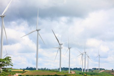 Rüzgar türbinleri bulutlar ve gökyüzü, yenilenebilir enerji