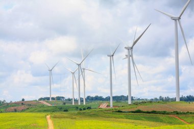 Rüzgar türbinleri bulutlar ve gökyüzü, yenilenebilir enerji