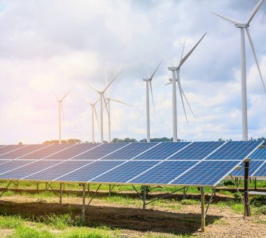 Güneş panelleri ve bulutlu rüzgar türbinleri, yenilenebilir enerji.