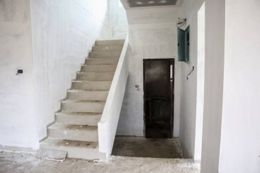 İnşaat alanında beton merdivenli yeni bina iç mimarisi
