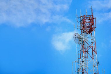 Telekomünikasyon kulesi ve uydu antenleri mavi gökyüzünde kablosuz teknoloji