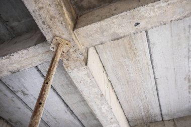  Demir çelik destekli beton kirişlerle inşaat halindeki bina