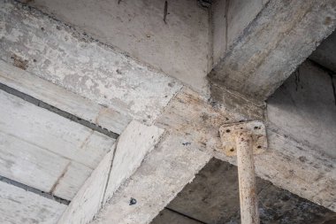  Demir çelik destekli beton kirişlerle inşaat halindeki bina