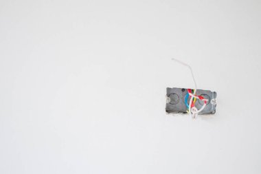 Ev inşaatının prizinde elektrik hattı var.