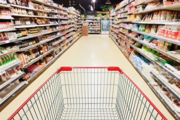 Boş alışveriş arabası konseptiyle süpermarket koridoru