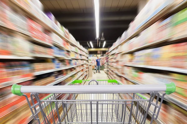 Supermarkt Gang Bewegungsunschärfe Mit Leerem Einkaufswagen — Stockfoto