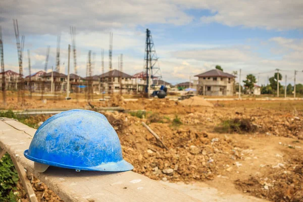 房屋建筑工地的蓝色硬礼帽 — 图库照片