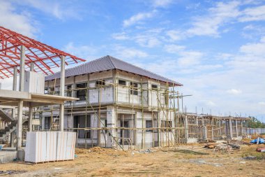 İnşaat alanındaki yeni ev inşaatı devam ediyor