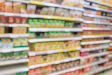 Raflardaki ürünlerin arka planda bulanık olduğu süpermarket