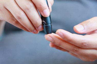 Hamile kadında kan şekerini test edin.