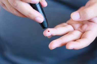 Hamile kadında kan şekerini test edin.