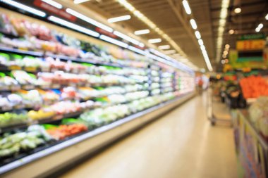 Soyut bulanık organik meyveler ve sebzeler süpermarketteki market raflarında Bokeh light arka planda çözülmüş.