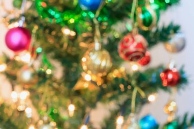 Dekorasyonlu soyut Noel ağacı bokeh ışık bulanık arkaplan
