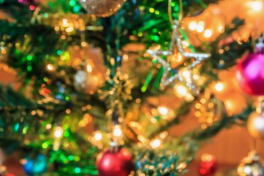 Dekorasyonlu soyut Noel ağacı bokeh ışık bulanık arkaplan