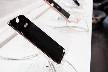 Elektronik mağazasında yeni cep telefonu gösterisi, İnternet ve telekomünikasyon için dijital aygıt