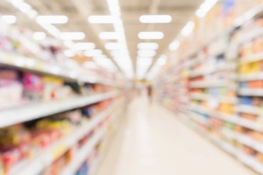 Soyut bulanık süpermarket indirimli mağaza koridoru ve ürün rafları iç odaklanmış arka plan