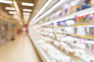 Soyut bulanık süpermarket market buzdolabı rafları taze süt şişeleri ve süt ürünleri.