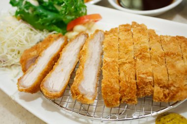 Ekmekli domuz pirzolası, Japon yemeği tarzı tonkatsu.
